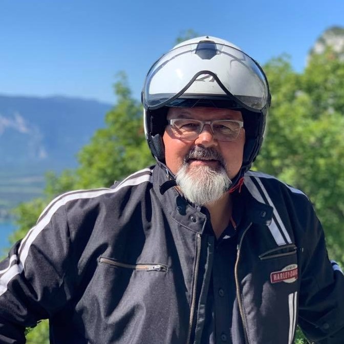 Jean-Pierre CLEMENT en Harley-Davidson, lac du Bourget en arrière-plan — Savoie