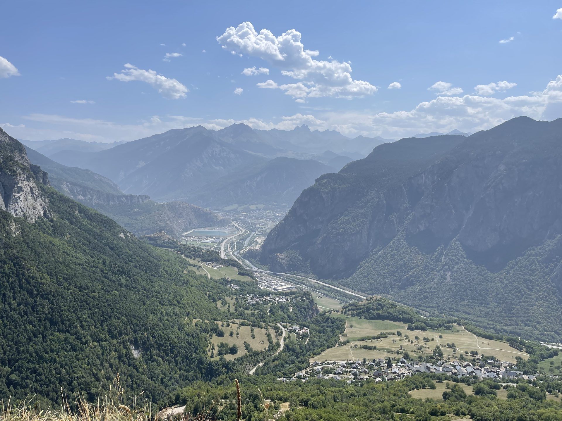 Vue aérienne de Saint-Jean-de-Maurienne et de la vallée de la Maurienne - Savoie